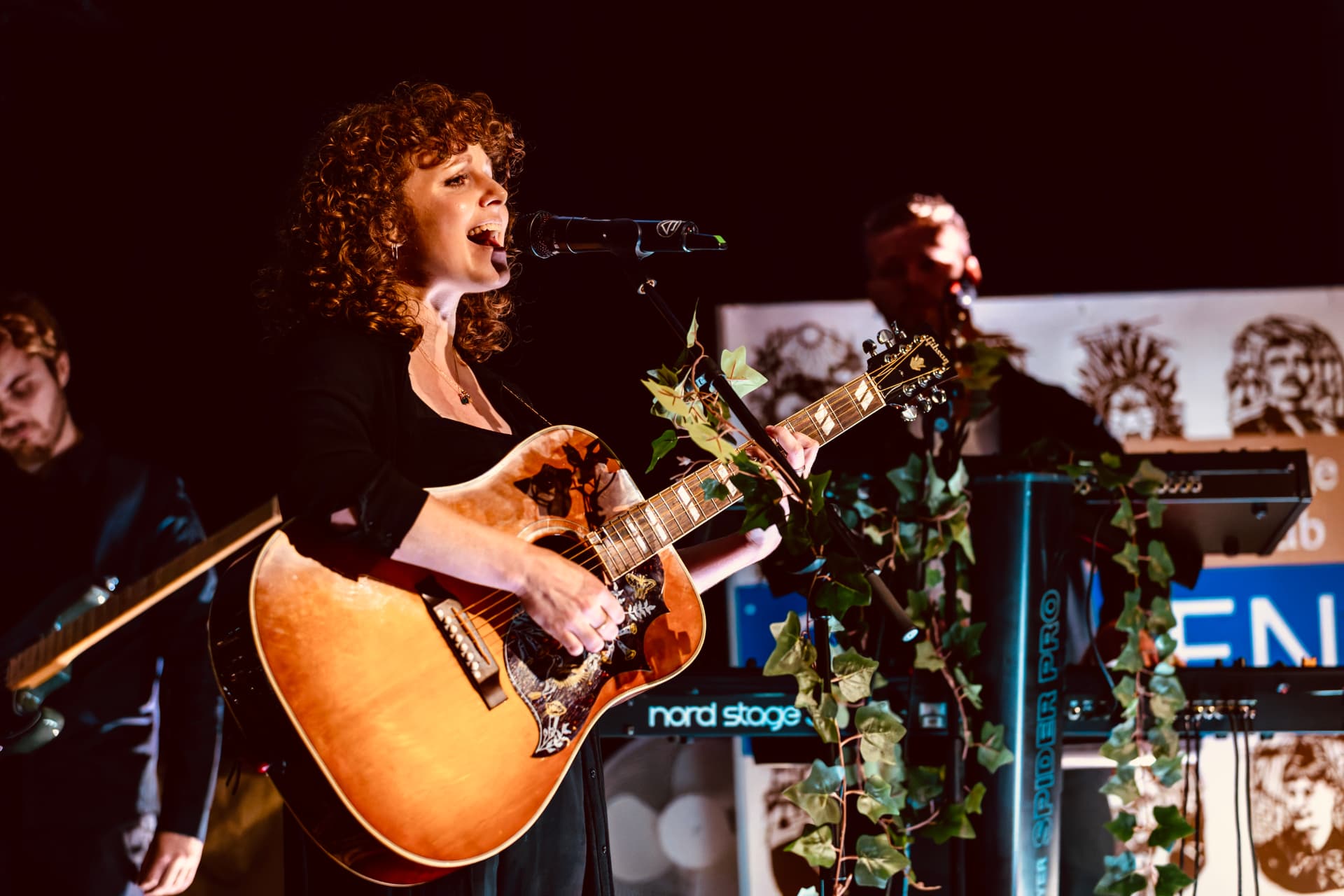 Stina Bekker synger med akustisk guitar Sangskriver og vokalist Stina Bekker synger med akustisk guitar til koncert med The Malachite Moon